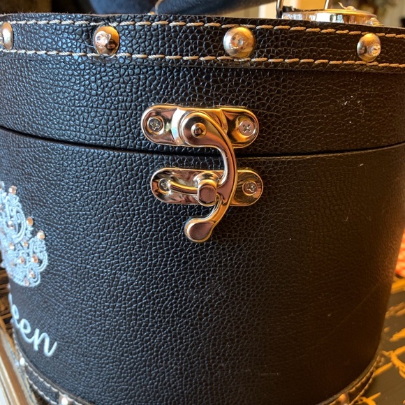 Crown case - Picture 6 of 6